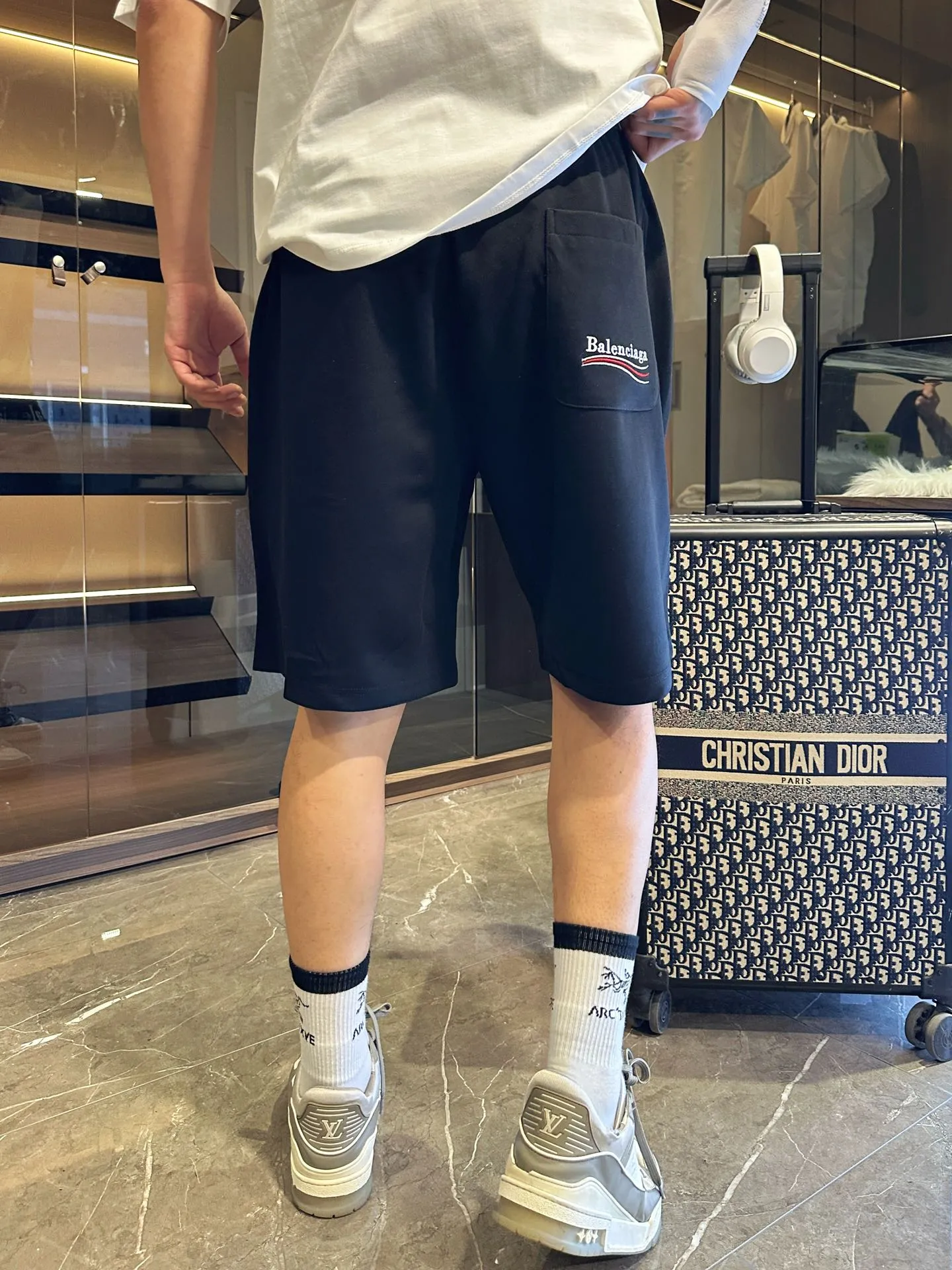 Balenciaga's three-standard complete 2026 summer New Arrival men's casual shorts, advanced custom-made Breathable fabric, Breathable fabric, extremely stretchy and comfortable, impeccable details, top-grade accessories, original logo design concept, delicate and soft feel! The upper body fit is awesome! Size: M-XXXL Please state your height and weight when ordering